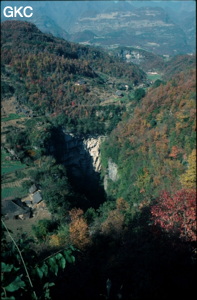 Grande doline d'effondrement de Dukong, dans un paysage automnale. Wufeng/Hubei