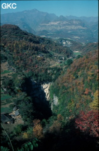 Grande doline d'effondrement de Dukong, dans un paysage automnale. Wufeng/Hubei