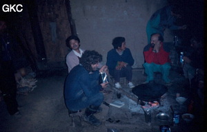 Repas autour de l'âtre central dans la maison du directeur du village de Gebong, Gebihe…Franck Barbary mange du lyophilisé bien de chez nous avant d'attaquer le souper chinois, C Rigaldie discute ferme (mais en quelle langue) (Ziyun, Guizhou)