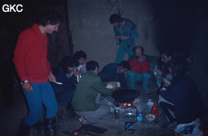 Repas autour de l'âtre central dans la maison du directeur du village de Gebong, Gebihe…(Ziyun, Guizhou)