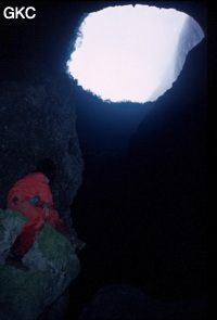 B. Chevailler au pieds de l'immense puits de 370 mètres de la Gebihe…(Ziyun, Guizhou)