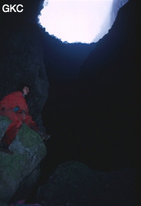 B. Chevailler au pieds de l'immense puits de 370 mètres de la Gebihe…(Ziyun, Guizhou)