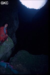 B. Chevailler au pieds de l'immense puits de 370 mètres de la Gebihe…(Ziyun, Guizhou)