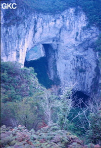 Vue sur la partie haute du puits de 370 m de la Gebihe et ses deux porches. Ziyun Guizhou.