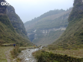 Le grand porche d'entrée de la grotte-perte de Xiadong 下洞 s'ouvre à l'extrémité d'une vallée aveugle cultivée (la gorge de Muzhutanggou) - réseau de Shuanghedong 双河洞 - (Wenquan, Suiyang 绥阳, Zunyi 遵义市, Guizhou 贵州省, Chine 中国).