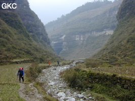 Le grand porche d'entrée de la grotte-perte de Xiadong 下洞 s'ouvre à l'extrémité d'une vallée aveugle cultivée (la gorge de Muzhutanggou) - réseau de Shuanghedong 双河洞 - (Wenquan, Suiyang 绥阳, Zunyi 遵义市, Guizhou 贵州省, Chine 中国).