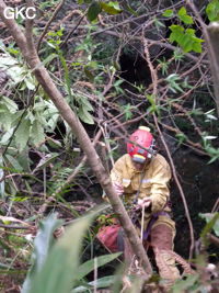 Jean Bottazzi équipe le puits d'entrée de la grotte de Heidong  黑洞  (Qiannan 黔南, Pingtang 平塘, Guizhou 贵州省, Chine).