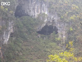 Les deux entrées de la grotte de Shuidong 水洞  (Qiannan 黔南, Pingtang 平塘, Guizhou 贵州省, Chine).