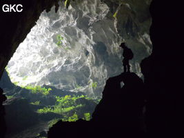 A contre-jour la galerie de l'entrée supérieure de la grotte de Shuidong 水洞 (Qiannan 黔南, Pingtang 平塘, Guizhou 贵州省, Chine).