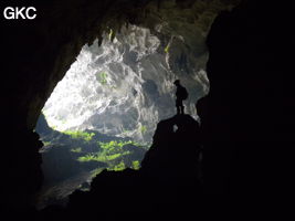 A contre-jour la galerie de l'entrée supérieure de la grotte de Shuidong 水洞 (Qiannan 黔南, Pingtang 平塘, Guizhou 贵州省, Chine).