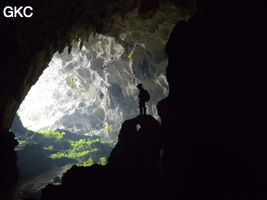 A contre-jour la galerie de l'entrée supérieure de la grotte de Shuidong 水洞 (Qiannan 黔南, Pingtang 平塘, Guizhou 贵州省, Chine).