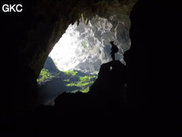 A contre-jour la galerie de l'entrée supérieure de la grotte de Shuidong 水洞 (Qiannan 黔南, Pingtang 平塘, Guizhou 贵州省, Chine).