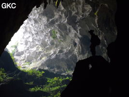 A contre-jour la galerie de l'entrée supérieure de la grotte de Shuidong 水洞 (Qiannan 黔南, Pingtang 平塘, Guizhou 贵州省, Chine).