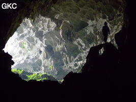 A contre-jour la galerie de l'entrée supérieure de la grotte de Shuidong 水洞 (Qiannan 黔南, Pingtang 平塘, Guizhou 贵州省, Chine).