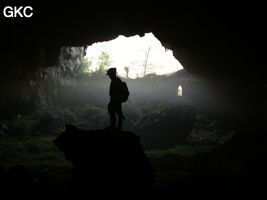 A contre-jour la galerie de l'entrée inférieure de la grotte de Shuidong 水洞 et sa puissante muraille de fortification (Qiannan 黔南, Pingtang 平塘, Guizhou 贵州省, Chine).