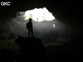 A contre-jour la galerie de l'entrée inférieure de la grotte de Shuidong 水洞 et sa puissante muraille de fortification (Qiannan 黔南, Pingtang 平塘, Guizhou 贵州省, Chine).