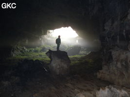 A contre-jour la galerie de l'entrée inférieure de la grotte de Shuidong 水洞 et sa puissante muraille de fortification (Qiannan 黔南, Pingtang 平塘, Guizhou 贵州省, Chine).