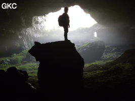 A contre-jour la galerie de l'entrée inférieure de la grotte de Shuidong 水洞 et sa puissante muraille de fortification (Qiannan 黔南, Pingtang 平塘, Guizhou 贵州省, Chine).