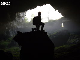 A contre-jour la galerie de l'entrée inférieure de la grotte de Shuidong 水洞 et sa puissante muraille de fortification (Qiannan 黔南, Pingtang 平塘, Guizhou 贵州省, Chine).