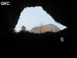 A contre-jour l'entrée inférieure de la grotte de Shuidong 水洞 et sa puissante muraille de fortification (Qiannan 黔南, Pingtang 平塘, Guizhou 贵州省, Chine).