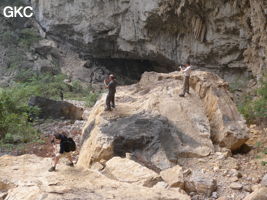 Séance photo dans l'énorme effondrement (un Tiankeng de pente dégénéré) de 200 m de diamètre. Grotte de Dajing dong Qun 大井洞. (Dajing 大井, Qiannan 黔南, Luodian罗甸, Guizhou 贵州省, Chine)