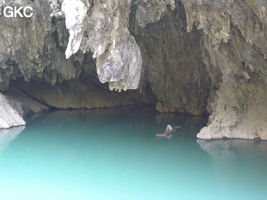 Pêcheur sur radeau de bambou dans le lac d'entrée de Dajing dong Qun 大井洞.  (Dajing 大井, Qiannan 黔南, Luodian罗甸, Guizhou 贵州省, Chine)