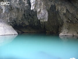 Pêcheur sur radeau de bambou dans le lac d'entrée de Dajing dong Qun 大井洞.  (Dajing 大井, Qiannan 黔南, Luodian罗甸, Guizhou 贵州省, Chine)