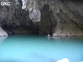 Pêcheur sur radeau de bambou dans le lac d'entrée de Dajing dong Qun 大井洞.  (Dajing 大井, Qiannan 黔南, Luodian罗甸, Guizhou 贵州省, Chine)