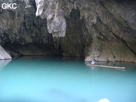 Pêcheur sur radeau de bambou dans le lac d'entrée de Dajing dong Qun 大井洞.  (Dajing 大井, Qiannan 黔南, Luodian罗甸, Guizhou 贵州省, Chine)