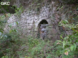 L'entrée inférieure de la grotte de Shuidong 水洞 et sa puissante muraille de fortification (Qiannan 黔南, Pingtang 平塘, Guizhou 贵州省, Chine).