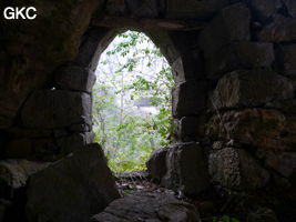 L'entrée inférieure de la grotte de Shuidong 水洞 et sa puissante muraille de fortification (Qiannan 黔南, Pingtang 平塘, Guizhou 贵州省, Chine).