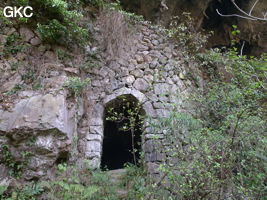 L'entrée inférieure de la grotte de Shuidong 水洞 et sa puissante muraille de fortification (Qiannan 黔南, Pingtang 平塘, Guizhou 贵州省, Chine).