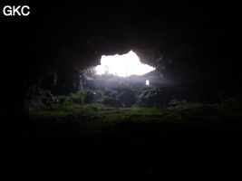 A contre-jour la galerie de l'entrée inférieure de la grotte de Shuidong 水洞 et sa puissante muraille de fortification (Qiannan 黔南, Pingtang 平塘, Guizhou 贵州省, Chine).