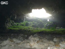 A contre-jour la galerie de l'entrée inférieure de la grotte de Shuidong 水洞 et sa puissante muraille de fortification (Qiannan 黔南, Pingtang 平塘, Guizhou 贵州省, Chine).