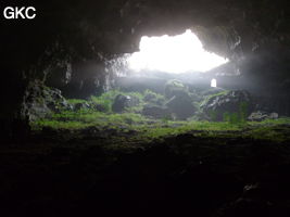 A contre-jour la galerie de l'entrée inférieure de la grotte de Shuidong 水洞 et sa puissante muraille de fortification (Qiannan 黔南, Pingtang 平塘, Guizhou 贵州省, Chine).