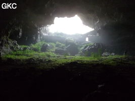 A contre-jour la galerie de l'entrée inférieure de la grotte de Shuidong 水洞 et sa puissante muraille de fortification (Qiannan 黔南, Pingtang 平塘, Guizhou 贵州省, Chine).