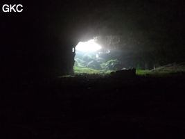 A contre-jour la galerie de l'entrée inférieure de la grotte de Shuidong 水洞 et sa puissante muraille de fortification (Qiannan 黔南, Pingtang 平塘, Guizhou 贵州省, Chine).