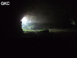 A contre-jour la galerie de l'entrée inférieure de la grotte de Shuidong 水洞 et sa puissante muraille de fortification (Qiannan 黔南, Pingtang 平塘, Guizhou 贵州省, Chine).