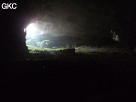 A contre-jour la galerie de l'entrée inférieure de la grotte de Shuidong 水洞 et sa puissante muraille de fortification (Qiannan 黔南, Pingtang 平塘, Guizhou 贵州省, Chine).