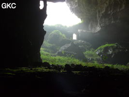 A contre-jour la galerie de l'entrée inférieure de la grotte de Shuidong 水洞 et sa puissante muraille de fortification (Qiannan 黔南, Pingtang 平塘, Guizhou 贵州省, Chine).