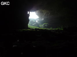 A contre-jour la galerie de l'entrée inférieure de la grotte de Shuidong 水洞 et sa puissante muraille de fortification (Qiannan 黔南, Pingtang 平塘, Guizhou 贵州省, Chine).