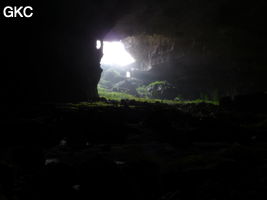 A contre-jour la galerie de l'entrée inférieure de la grotte de Shuidong 水洞 et sa puissante muraille de fortification (Qiannan 黔南, Pingtang 平塘, Guizhou 贵州省, Chine).