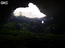 A contre-jour la galerie de l'entrée inférieure de la grotte de Shuidong 水洞 et sa puissante muraille de fortification (Qiannan 黔南, Pingtang 平塘, Guizhou 贵州省, Chine).