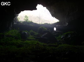 A contre-jour la galerie de l'entrée inférieure de la grotte de Shuidong 水洞 et sa puissante muraille de fortification (Qiannan 黔南, Pingtang 平塘, Guizhou 贵州省, Chine).