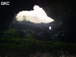 A contre-jour la galerie de l'entrée inférieure de la grotte de Shuidong 水洞 et sa puissante muraille de fortification (Qiannan 黔南, Pingtang 平塘, Guizhou 贵州省, Chine).