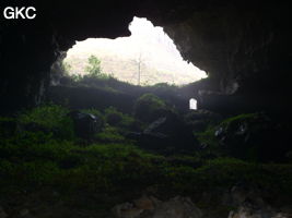 A contre-jour la galerie de l'entrée inférieure de la grotte de Shuidong 水洞 et sa puissante muraille de fortification (Qiannan 黔南, Pingtang 平塘, Guizhou 贵州省, Chine).