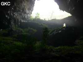 A contre-jour la galerie de l'entrée inférieure de la grotte de Shuidong 水洞 et sa puissante muraille de fortification (Qiannan 黔南, Pingtang 平塘, Guizhou 贵州省, Chine).