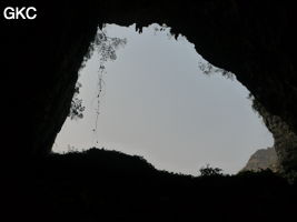 A contre-jour la galerie de l'entrée inférieure de la grotte de Shuidong 水洞 (Qiannan 黔南, Pingtang 平塘, Guizhou 贵州省, Chine).
