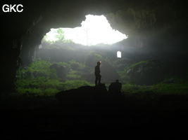 A contre-jour la galerie de l'entrée inférieure de la grotte de Shuidong 水洞 et sa puissante muraille de fortification (Qiannan 黔南, Pingtang 平塘, Guizhou 贵州省, Chine).