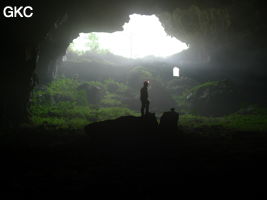 A contre-jour la galerie de l'entrée inférieure de la grotte de Shuidong 水洞 et sa puissante muraille de fortification (Qiannan 黔南, Pingtang 平塘, Guizhou 贵州省, Chine).